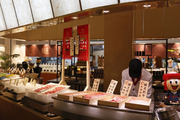 周末不加价!送2大1小早晚餐!上海神旺大酒店 旺气大床套房1晚套餐(含12款零食+2大1小早餐及铜盘烤肉晚餐)