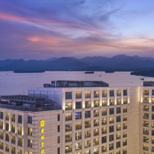 散步就能到西湖边的好位置！杭州城中香格里拉大酒店 欢趣家庭亲子房1晚+含早+西湖游船票+松松亲子房布置等