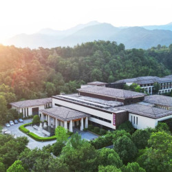 住三面环山的森系庄园！近桐庐站！桐庐西子云山九里度假酒店 心怡养生双床房1晚（含双早+高尔夫体验券）