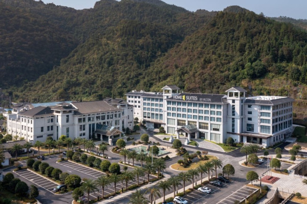 真温泉酒店!暑假/周末/中秋不加价!郴州暖水温泉希尔顿惠庭 灵动房1晚+2大1小温泉+德寿山景区门票