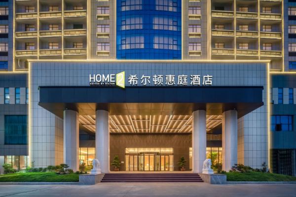 全程不加价，视房态可免费升级！东莞石碣希尔顿惠庭酒店 灵动房1晚套餐（含2大1小早餐+盲盒礼包）