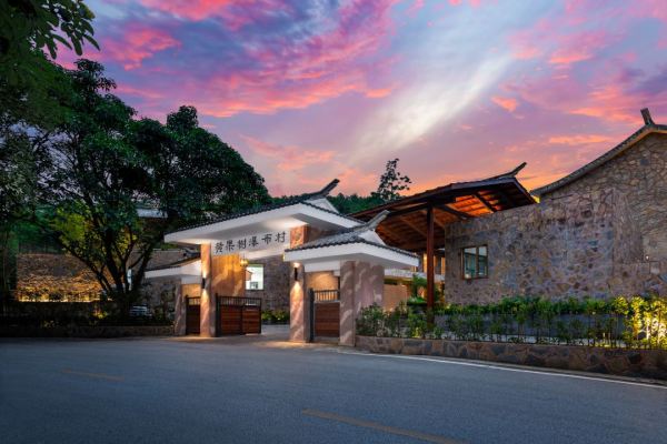 日历房半价！顶奢平替，就在景区门口！贵州关岭尧珈·瀑布村度假酒店尧珈·瀑布村度假酒店 阳台大床房1-2晚（含双早+正餐+苗族服饰体验等）