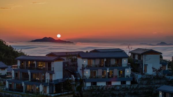 江浙沪纳凉新目的地,住进999米山巅,好玩又好吃!衢州国颐芳草地度假酒店 芳草地双床房2晚连住(含双早+欢迎水果+禅修体验等)