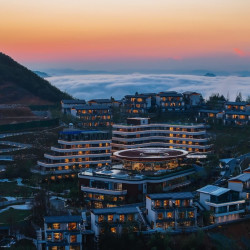 江浙沪纳凉新目的地，住进999米山巅，好玩又好吃！衢州国颐芳草地度假酒店 芳草地双床房2晚连住（含双早+欢迎水果+禅修体验等）
