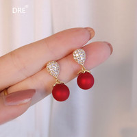 大绒鹅珍珠耳饰女2024年潮耳饰复古轻奢高级感短款银针贝珠耳坠 红色