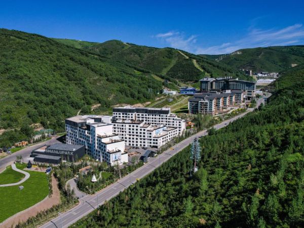 北京高铁1h的避暑胜地!夏季19℃!周边景点多!崇礼山麓酒店 标准大床房1晚(含双早+室内泡池门票2张等)