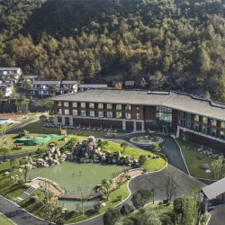 占地10万平的童话森野，暑期平日不加价！诸暨芳草地度假酒店 溪景阳台大/双床房1晚套餐（含早餐+餐饮优惠券+古风旅拍等）