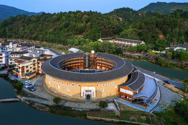 厉害了，直接住进世界文化遗产，暑假不加价！福建永定土楼香叙·腾讯天涯明月刀沉浸式剧场民宿 古风大/双床房1-2晚套餐（含双早+演出门票+非遗工坊体验等）