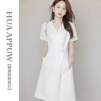 【清仓】画朴白色一粒扣V领连衣裙女装2024秋季时尚收腰裙子