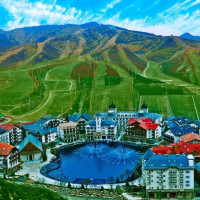 雪季早鸟，锁定全年最低价！含2大1小雪票！张家口富龙风铃乐谷焕活酒店 焕新大床房1晚+双早