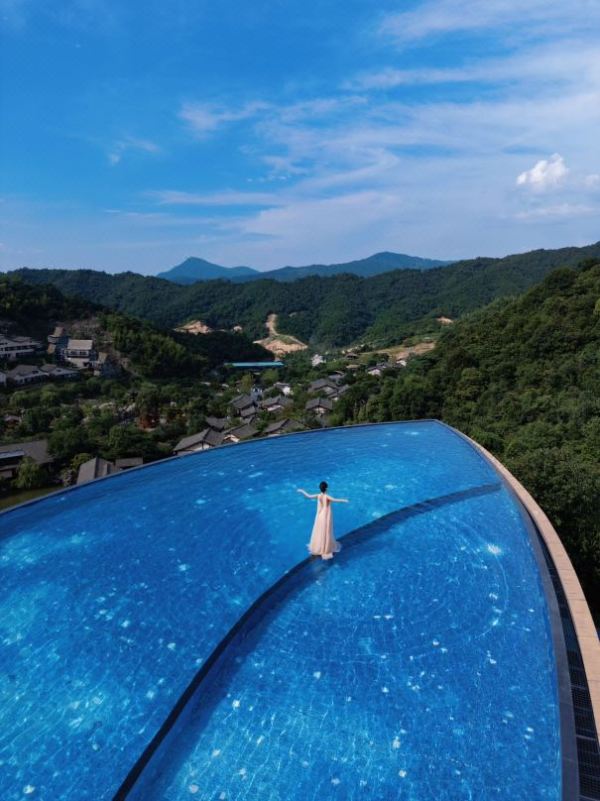  上饶境内宝藏避暑地，含门票还不加价！江西上饶葛仙村度假区暗香园酒店 雅致双床房1晚（含双人铅山烫粉+葛仙村度假区门票）