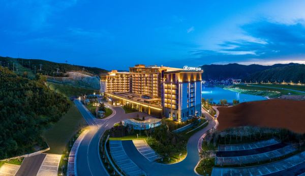 周末/暑假/国庆全程不加价!18℃冰夏!崇礼翠云山智选假日酒店2晚含早餐