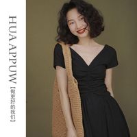 画朴法式赫本风黑色V领连衣裙女装2024春夏季显瘦褶皱长裙潮
