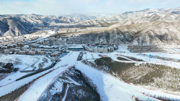 含2大1小雪票,京津冀周边滑雪推荐!张家口崇礼富龙假日度假酒店 高级双床房1晚(含双早+雪票+高铁站大巴接送)