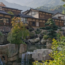 婺女洲的姊妹版，还是宝藏避暑地，在上饶！江西葛仙村度假区仙村客驿酒店 仙村客驿双床房1晚套餐（含双人铅山烫粉+景区观光车+双人葛仙村2日门票）