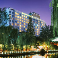 步行可到趵突泉、大明湖！济南泉城大酒店(泉城广场大明湖店) 豪华大床房1晚+双早