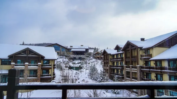 就在长白山club med旁!开闭板前后近1月不加价!长白山郝力克酒店 景观双床房2晚连住(含2大1小早餐+滑雪+娱雪+温泉等)
