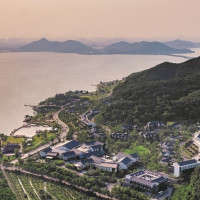 送200元餐券，尝黑珍珠餐厅！9月起周五不加价！宁波东钱湖康得思酒店 豪华庭院大床房1晚（含双早+1大1小儿童乐园蹦蹦床门票等）
