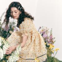 鬼马甜心连衣裙夏季方领收腰甜美蝴蝶结胸针泡泡袖碎花公主裙
