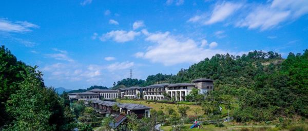 包邮区热门度假地，可拆2间1晚使用！桐庐西子云山九里度假酒店 云山园景双床房/心怡养生房2晚套餐