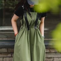 马登 MADEN日系绿色休闲山系梨型身材收腰显瘦背带连衣长裙子夏秋女