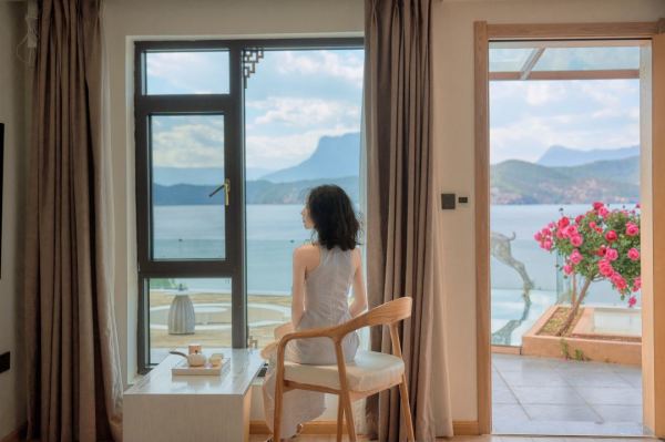 住湖景露台房,无遮挡俯瞰全景!泸沽湖前湖·月遥全湖景度假酒店2晚+早餐+接送
