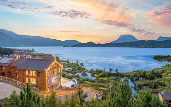 住湖景露台房,无遮挡俯瞰全景!泸沽湖前湖·月遥全湖景度假酒店2晚+早餐+接送
