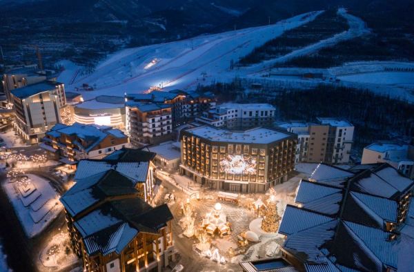 雪季早鸟!去年新开雪场,上缆车几乎不排队!阿那亚崇礼A.HOTEL高级大床房1晚+早餐+全天雪票+山谷汤泉