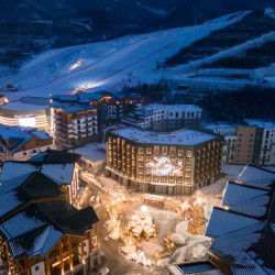 雪季早鸟！去年新开雪场，上缆车几乎不排队！阿那亚崇礼A.HOTEL高级大床房1晚+早餐+全天雪票+山谷汤泉