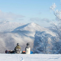 早鸟预售：很低调其实是亚洲最大雪场，连住带滑还送泡汤！吉林北大湖山湖居酒店 高级大/双床房2晚套餐（含双早+1-2人滑雪套餐+极乐汤温泉权益等）