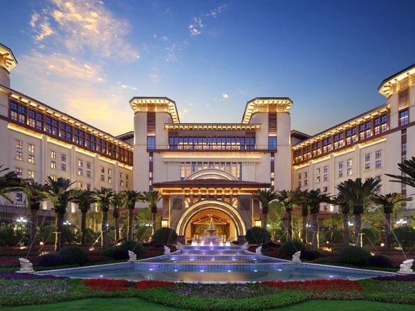 周末/中秋不加价,还送乐园门票!南昌融创施柏阁酒店 全湖景阳台大/双床房1晚套餐(含双早+融创乐园/海世界门票)