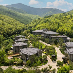 近宜兴竹海，景区步行可达！江苏宜兴竹海随缘谷酒店 竹影崖景温泉大/双床房2晚套餐（含双早+双人竹海氨泉1份+欢迎零食礼包1份）