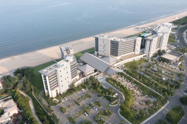 就是原来的CM!一泊二食还有温泉!阿那亚Sukha苏卡酒店 高级海景大床房1晚(含双早+2大1小早餐+汤泉等)