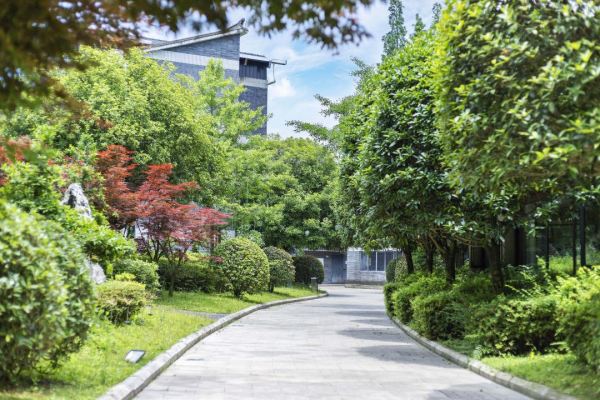 步行10分钟到青城山前山门!含两餐!成都都江堰青城花园酒店 1晚观庭一室一厅房+早餐+火锅+接送
