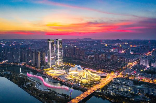 70m²的套房房型,望出去就是梅溪湖!长沙金茂豪华精选酒店 全景开放式套房1晚套餐(含100元无门槛餐饮券+1大1小萌宠乐园门票+茶颜悦色兑换券等)