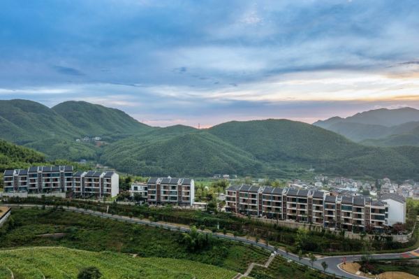 包邮区稀缺款户外雪场,加价不多放心冲!安吉云上草原4大官方酒店1-2晚套餐(含双早+滑雪/温汤体验等)