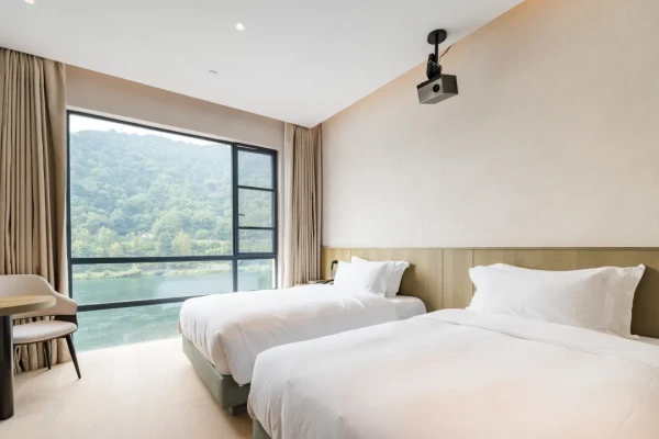 新安江边,周末不加价!杭州建德雷迪森怿曼酒店 豪华江景双床房2晚连住(含双早+泡汤体验+水上公园)