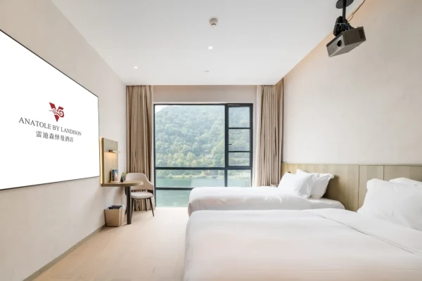 新安江边,周末不加价!杭州建德雷迪森怿曼酒店 豪华江景双床房2晚连住(含双早+泡汤体验+水上公园)