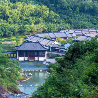 顶级的山水配置，号称“岭南第一汤”！惠州中海汤泉酒店 晓山居双床房1晚套餐（含双早+2大1小双次温泉票+下午茶等）