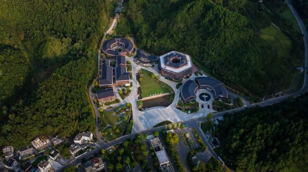 文青推荐、遛娃友好,周末/寒假不加价!景德镇陶源谷希尔顿花园酒店 花园高级大床房(山景)2晚套餐(含双早+单人陶艺体验)