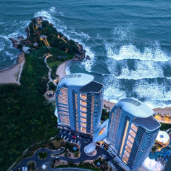 人均高质量海景房，下楼就是海滩！惠州双月湾日出·盐晶酒店 正海景双/大床房1-2晚套餐（含双早+双人牛头岭景区+旅拍）