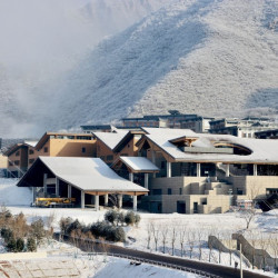 入住运动员同款，京郊周边滑雪推荐！北京延庆冬奥村度假酒店 公寓大床房1晚套餐（含双早+单人全天全域滑雪票）