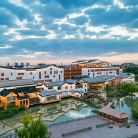 景区旁的宝藏亲子酒店，寒假平日不加价！乌镇乌村稻舍乡村酒店 乐享大床房1晚套餐（含早餐+2大1小西栅门票+民俗体验活动等）