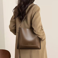 红蜻蜓 RED DRAGONFLY水桶包时尚包包女包潮流单肩斜挎包休闲女生 咖啡色