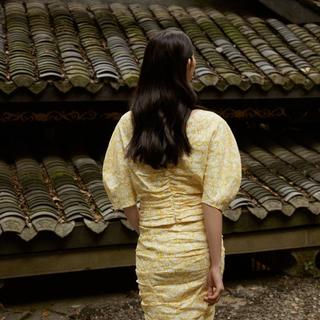 设计感小众廓形袖v领亚麻衬衣抽褶碎花上衣女