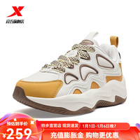特步(XTEP)休闲鞋男女款2024秋冬厚底革面运动鞋百搭户外鞋 白沙灰/流沙黄-女 45