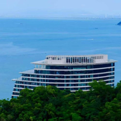 阔别4年顶流回归，这位置和排面绝对霸气！珠海望海楼酒店 海景大床房1晚套餐（含轻食自助+旅拍+长隆穿梭巴士等）