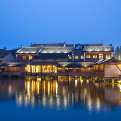 含价值300元景区门票，周末加价不多！乌镇水市客舍 亲子标间1晚套餐（含早餐+西栅门票2张+运送行李+景区游览车等）