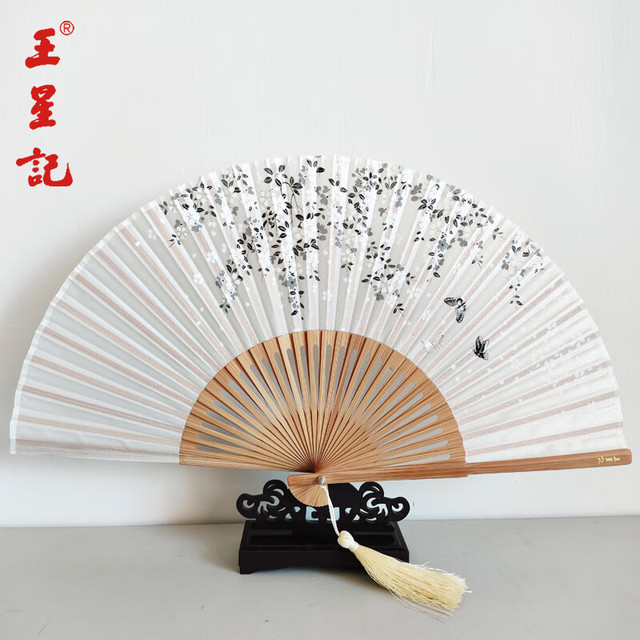 【檀香扇】中国工芸品　透かし彫り　白檀　扇子　香木　窓付きの箱　アンティーク 白檀 扇 透かし彫り 花モチーフ 扇子 共箱付き 檀香扇 サンダル