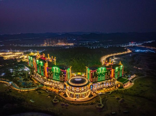 再降价:开业套餐终于来了!面积有2个澳门大的长隆!含门票+提前入园!清远长隆长颈鹿城堡酒店 斑马双床房1晚(含早+森林王国门票等)